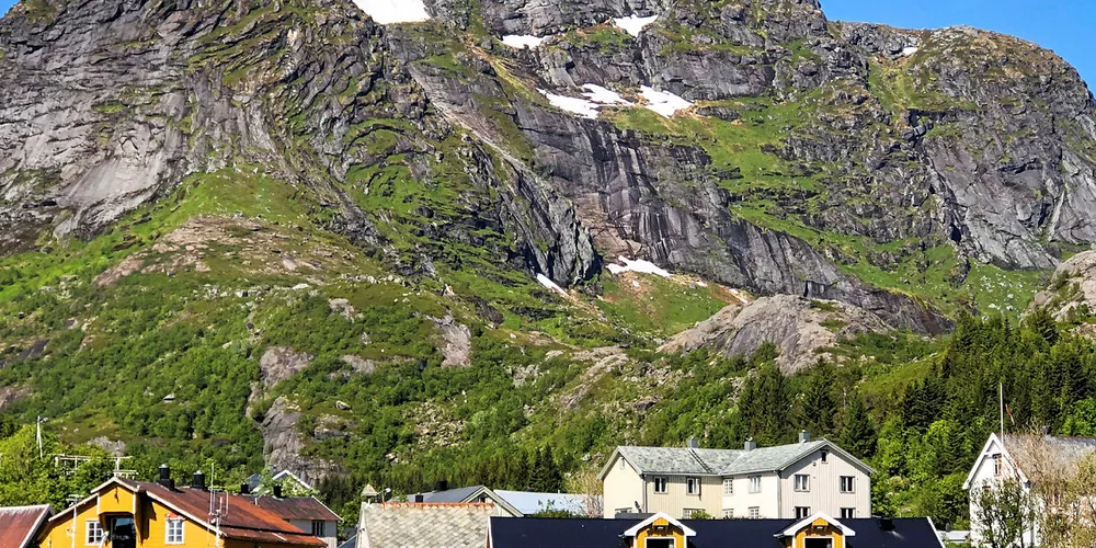 DELVIS STENGT: Det tradisjonsrike og privateide fiskeværet Nusfjord skjermes i sommer for den økende turismen i Lofoten, bare to turistbusser om dagen får lov å kjøre inn i det som er et av Norges best bevarte fiskevær.