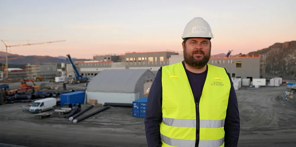 Håkon André Berg, sjef i Salmon Evolution, ved anlegget ved Indre Harøy, da det var under bygging i juni 2021-
