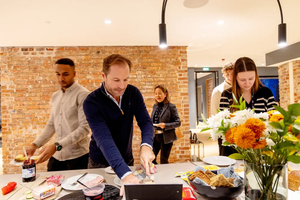 Karsten Kjoss forsyner seg til felles frokost med andre selskaper som har Eltek Holding på eiersiden.