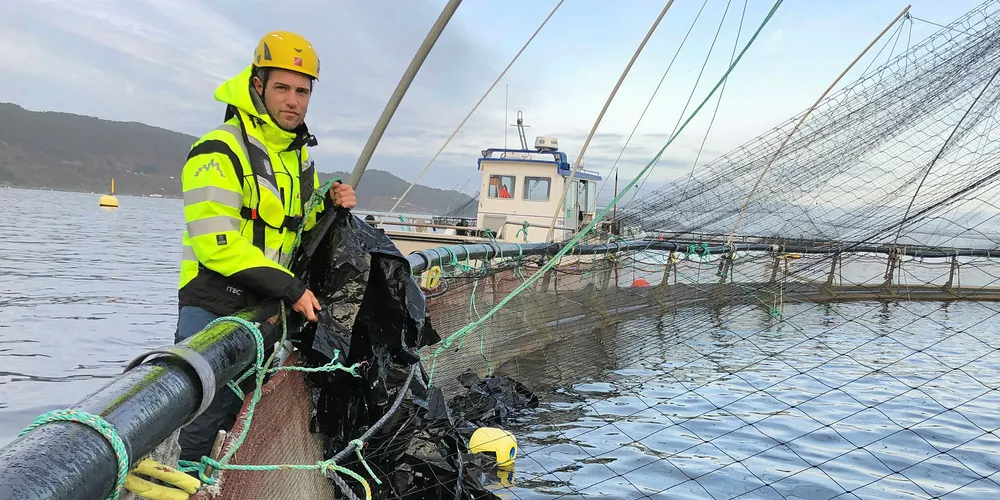 Daglig leder i OK Marine, Atle N. Kristoffersen, her på merdkanten.