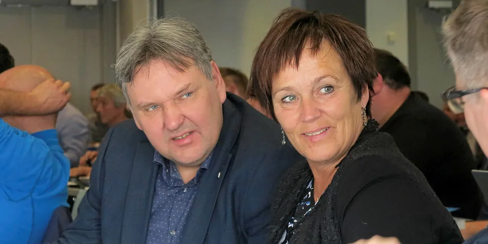 LOVER LØSNING: Margunn Ebbesen fra Høyre, her sammen med stortings- og partikollega Jonny Finstad, forsikrer om at samfiske-problematikken får en bred og grundig gjennomgang i næringskomiteen.