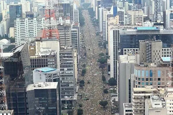 Sunday protest: Millions take to the streets against Rousseff