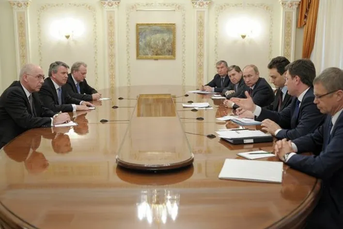 Good Friday agreement: Shell CEO Ben van Beurden (middle, left) meets Russian President Vladimir Putin