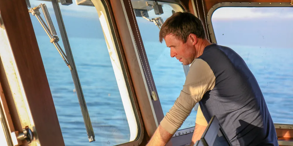 – Lodda ligger nærmest inni fjæresteinene, sier skipper og medeier i Kransvikredriet, Kristian Kransvik.