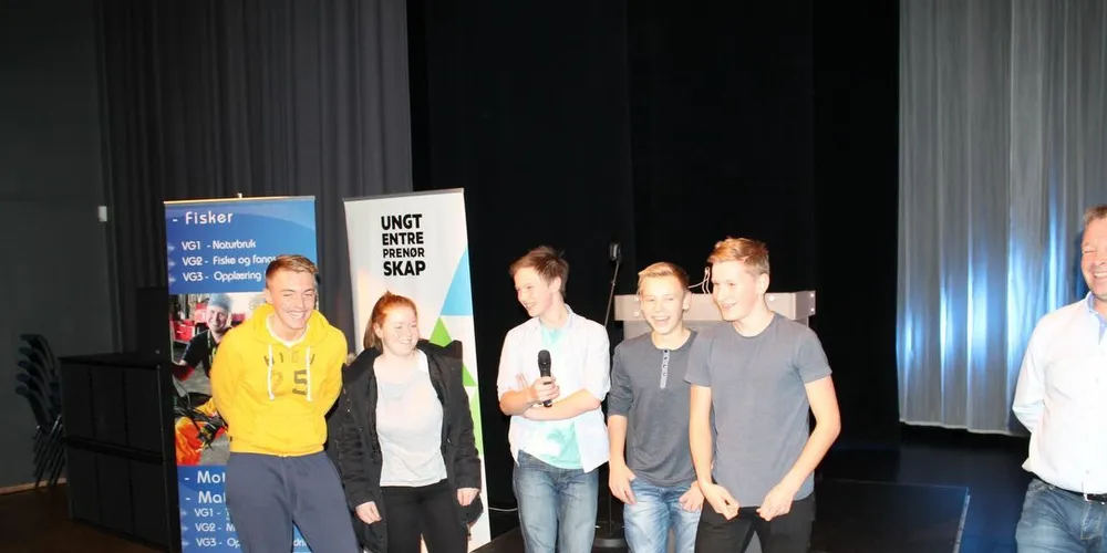 Beste slagord: Elevene fra Sørvågen skole ble honorert med en liten pengegave for sin kreativitet Foto: Willy Hauge