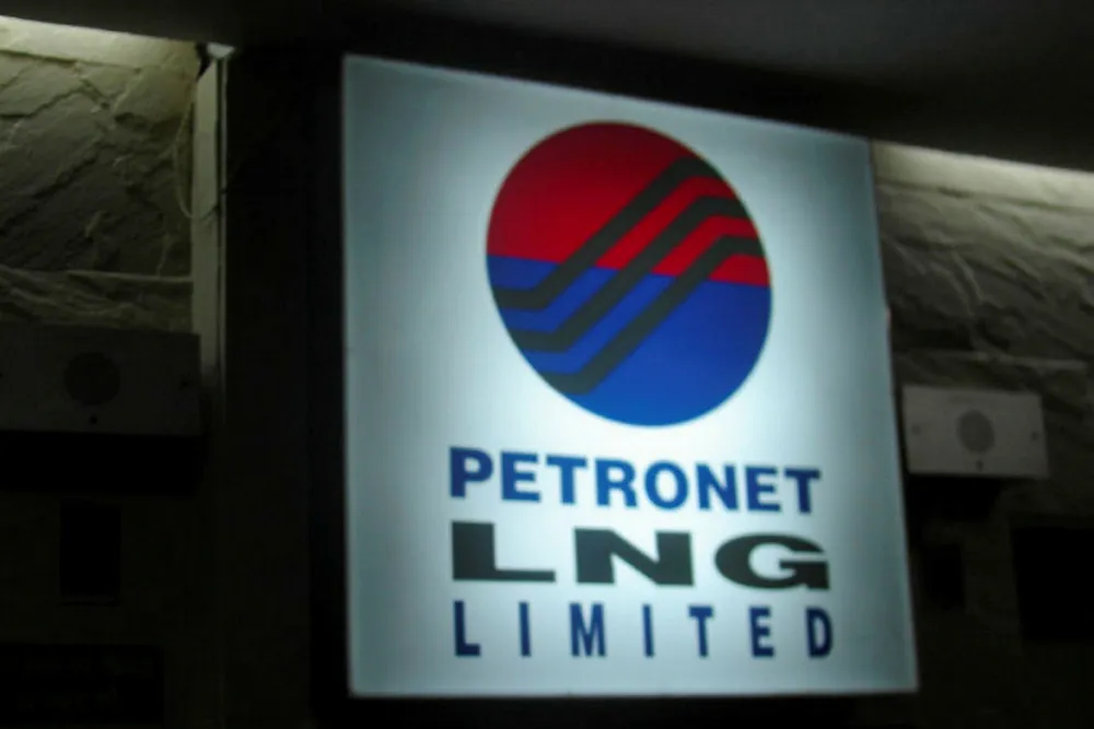Petronet eyes Mundra LNG stake