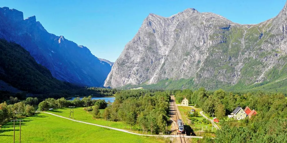 Vakker natur og økt turisme er ett argument for å bygge jernbane i nord. Utlendinger liker norsk natur. Bildet er fra Raumabanen i Møre og Romsdal.Foto: NSB/ Tore Bjørback Amblie