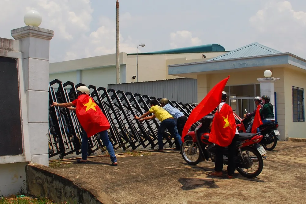 Vietnam violence: Chinese and Vietnamese workers clash over oil drilling
