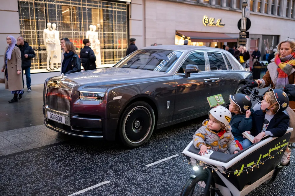Den utopiske kapitalismen ser på store profitter som en rettferdig belønning for å skape verdier som vi alle er avhengige av, skriver Kalle Moene. En Rolls-Royce-bil, et virkelig luksussymbol, står her parkert utenfor en Chanel-butikk i Bond Street i London.