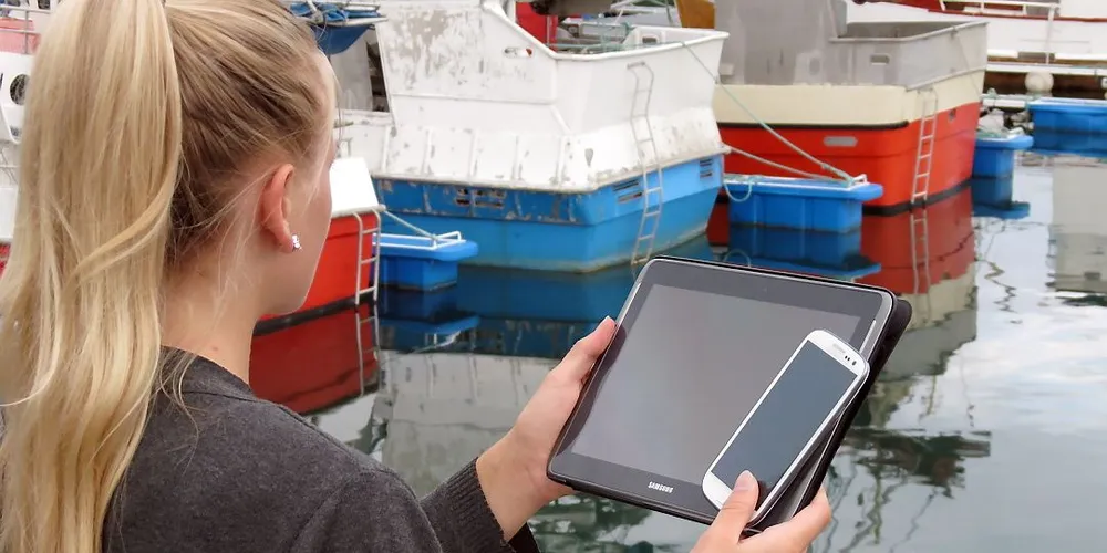Smarttelefon eller nettbrett kan bli en påbudt og nødvendig del av utstyret om bord i fiskeflåten under 15 meter. Foto: Jon Eirik Olsen
