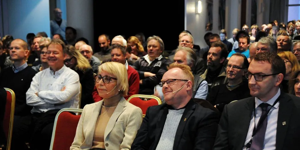 Per Sandberg debuterte i dag som ny fiskeriminister foran de de ansatte ved HI i Bergen. Her sammen med HIs nye direktør; Sissel Rogne. (Foto: Kjartan Mæstad/Havforskningsinstituttet)