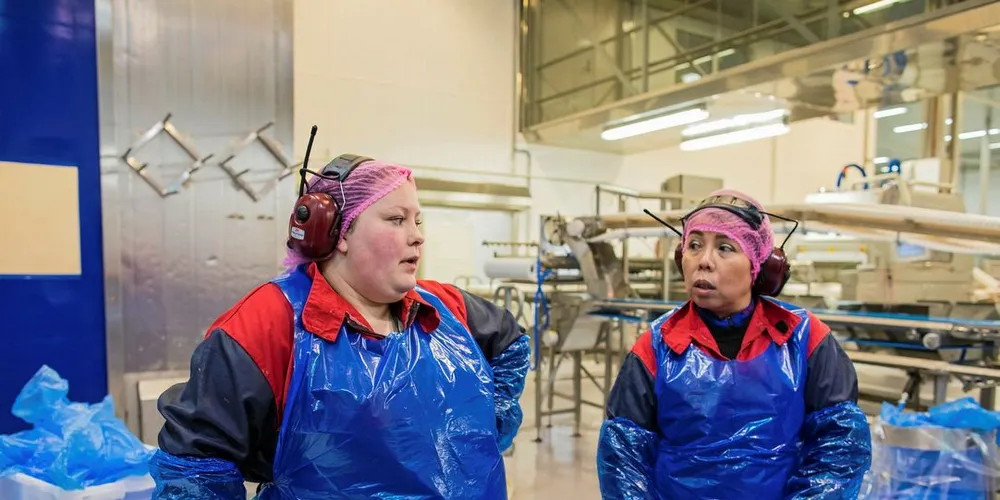 NY AVGIFT: Renate Hansen og Prajak Pettersen, produksjonsarbeidere i Nordlaks i Vesterålen, blir sammen med resten av havbruksnæringen pålagt en ny skatt på ubearbeid fisk.Arkivfoto: Marius Fiskum
