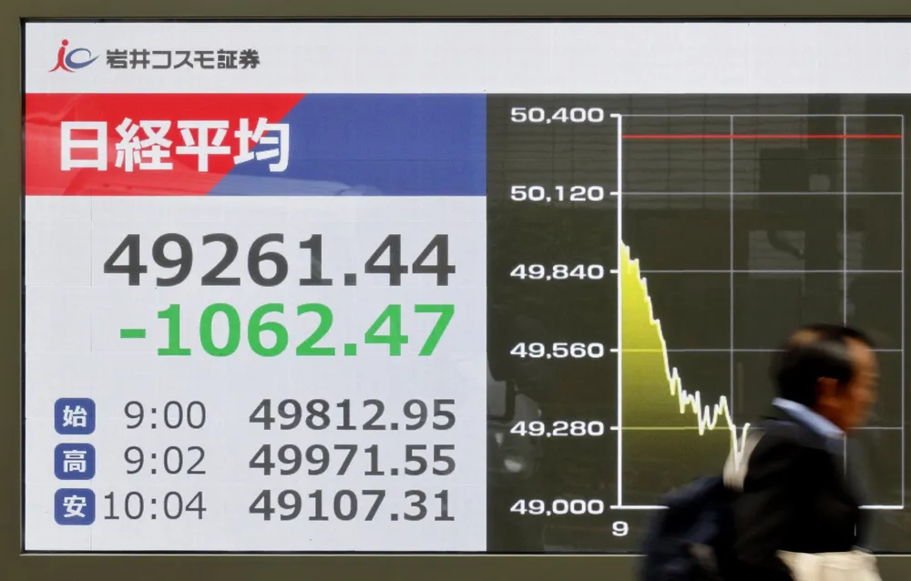 Nikkei-indeksen starter med et bratt fall tirsdag morgen. Idet ettermiddagshandelen er underveis har den falt med over tre prosent