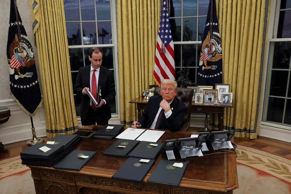 Mandag kveld møtte Trump pressen i Det hvite hus etter å ha undertegnet flere titall presidentordrer. Blant de mest betydningsfulle var reverseringen av 78 av forgjenger Joe Bidens direktiver.