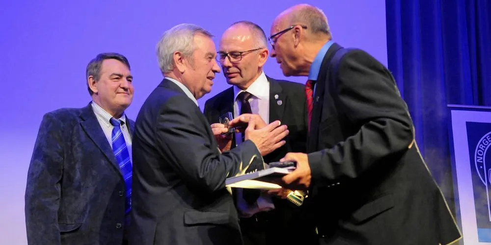 GODE SAMARBEIDSPARTNERE: Fra venstre: generaldirektør Nikolay Demianenko i Fiskeriindustrien i nord, Vasilij Nikitin, nyutnevnt æresmedlem i Fiskarlaget, Fiskarlagsleder Kjell Ingebrigtsen og æresmedlem Reidar Nilsen.