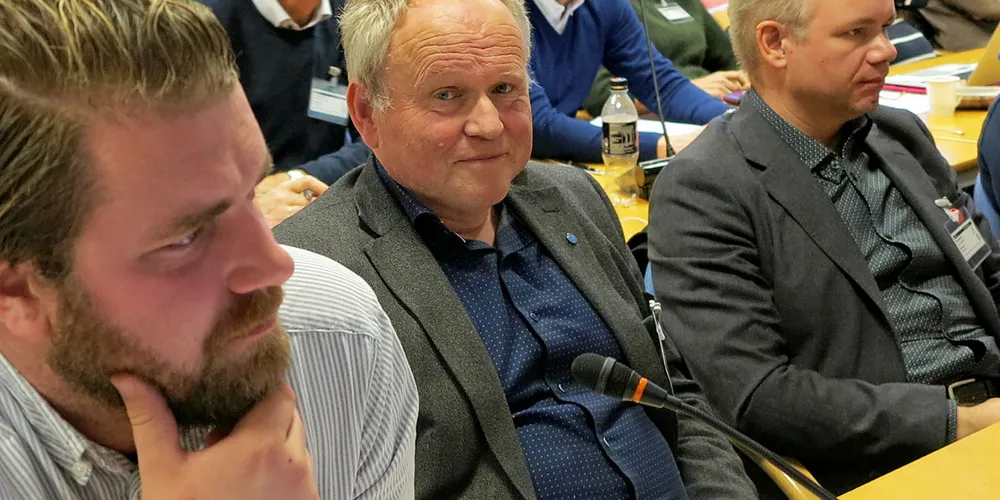 BETENKT: Carl Fredrik Aamodt (nærmest) og Valter Rasmussen ga uttrykk for sterk bekymring for fiske på torsken i Nordsjøen på reguleringsmøtet i Bergen. Her må myndighetene samarbeide tett med fiskerne, mener de.