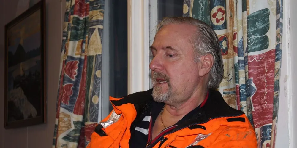 INVITERER FHL: Fisker Edgar Angelsen fra Napp i Lofoten tar gjerne med seg FHL-toppene Geir Ove Ystmark og Sverre Johansen på havet. Foto: Terje Jensen.