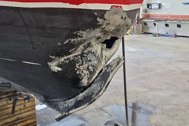 «Oddny Anita» fikk seg et solid hull i skroget. Nå er båten på slip i Botnhamn.