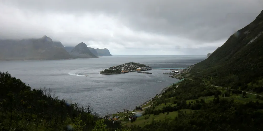 Husøya på Senja ligger i Øyfjorden.