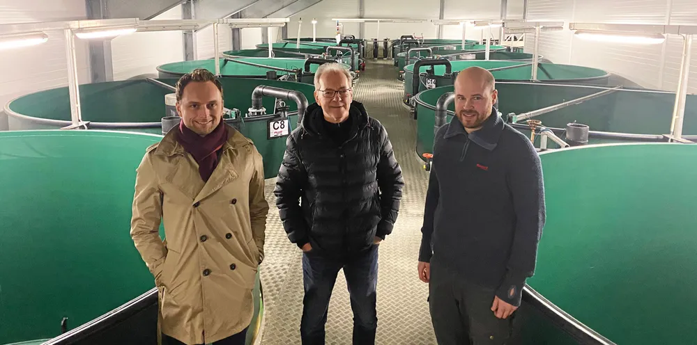 Fra venstre Ola Kvalheim (Co-CEO i Gadus), Finn Christian Skjennum (leder yngel og settefisk i Gadus) og Christian Svarstad (anleggssjef Rødberg).