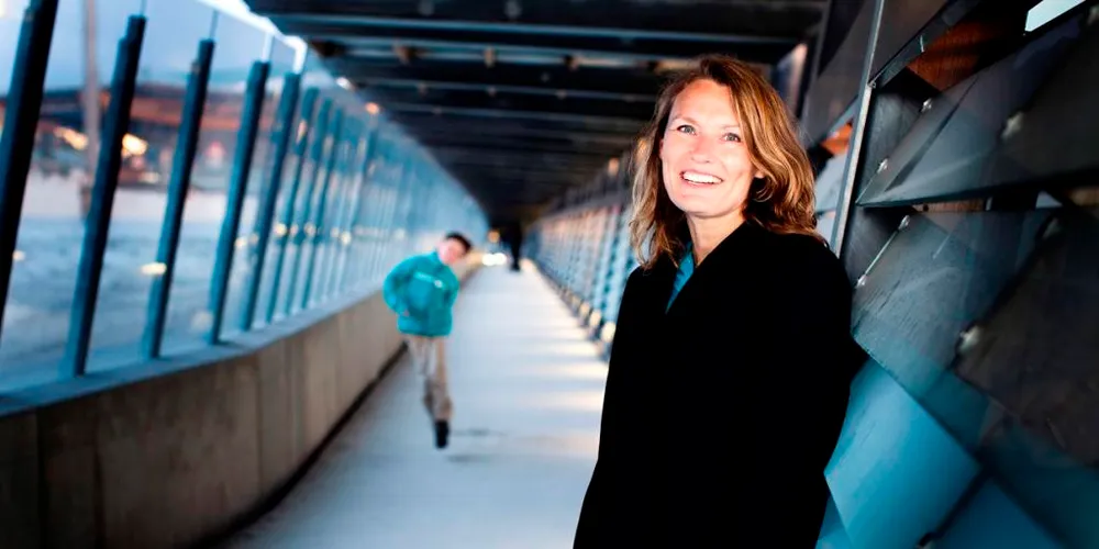 Aino Olaisen er kåret til "Årets navn 2011" av leserne til FiskeribladetFiskaren og IntraFish.no. Her med sønnen Anker i bakgrunnen. (Foto: Per Thrana)