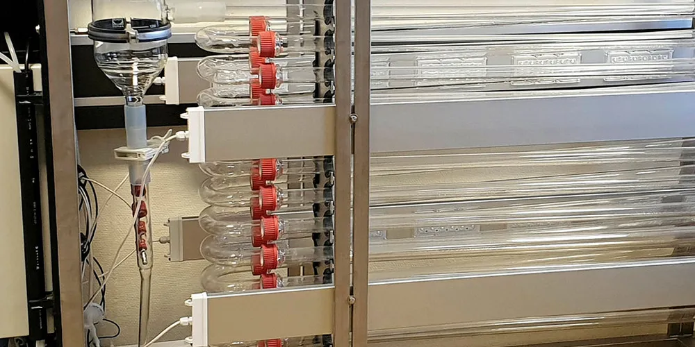 Dette mikroalgeanlegget med sirkulasjonspumpe, lys og gasstilsetning er en miniversjon av pilotanlegget som er bygget på Mongstad.