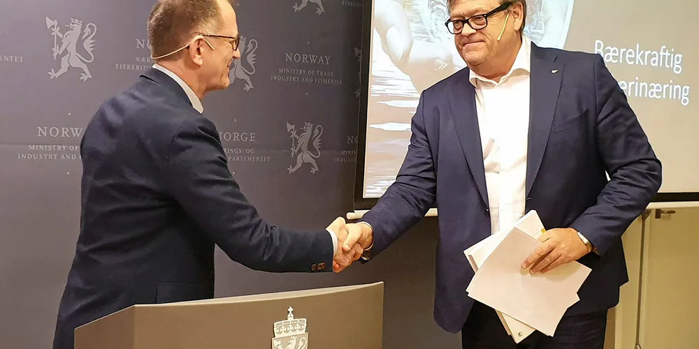 FERDIG: Utvalgsleder Magnar Pedersen (t.v.) overleverer innstillingen om Framtidens fiskerikontroll til Fiskeri- og sjømatminister Harald Tom Nesvik. Allerede mandag sendes forslagene ut på høring i næringa.