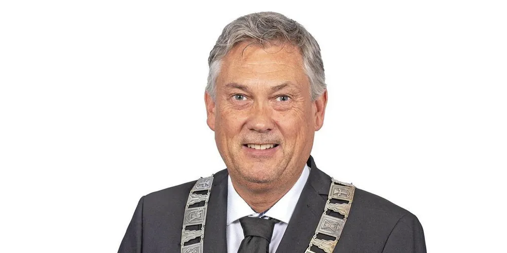 Petter Sortland, ordfører i Høyanger kommune, er overrasket over at Høyanger ble ROBEK-kommune på grunn av store tap knyttet til prissikring av kraftsalg..