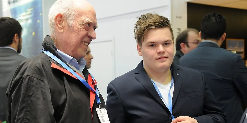 Sondre Urkedal (19) har planer om å overta i familierederiet Seir å sikt, men foreløpig er det Oddvar Urkedal (76) som står ved roret. Foto: Kjersti Kvile