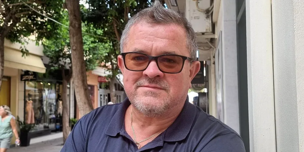 . Rolf Bjørnar Tøllefsen raser mot regjeringen som han mener utviklingsmulighetene i Kyst-Norge. Nå går trolig planene om å opprette Nord-Norges første brønnbåtrederi i vasken.