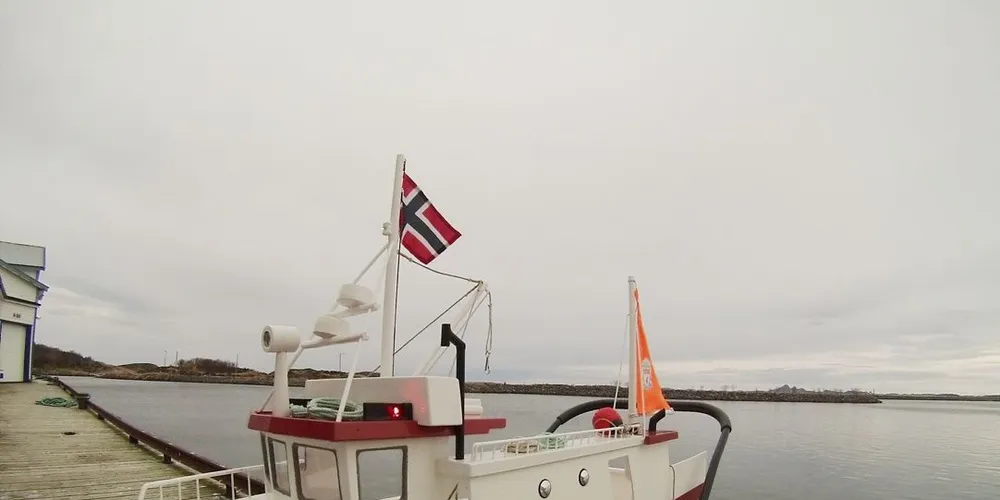 Harry Myrvold og broren Alf Strømsnes har bygget modell av sjarken «Poseidon» til kamerat og reder Jon Vegar Strømsnes. Den kan han bruke både som barnevogn og vugge til datteren Jenny (fem uker). Foto: privat