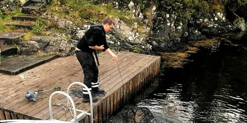 FULL KONTROLL: Mannskapet på «Royal Wiking» kontrollerer ulovlige teiner i sjøen. Her har de funnet en fortøyd i en privat brygge.