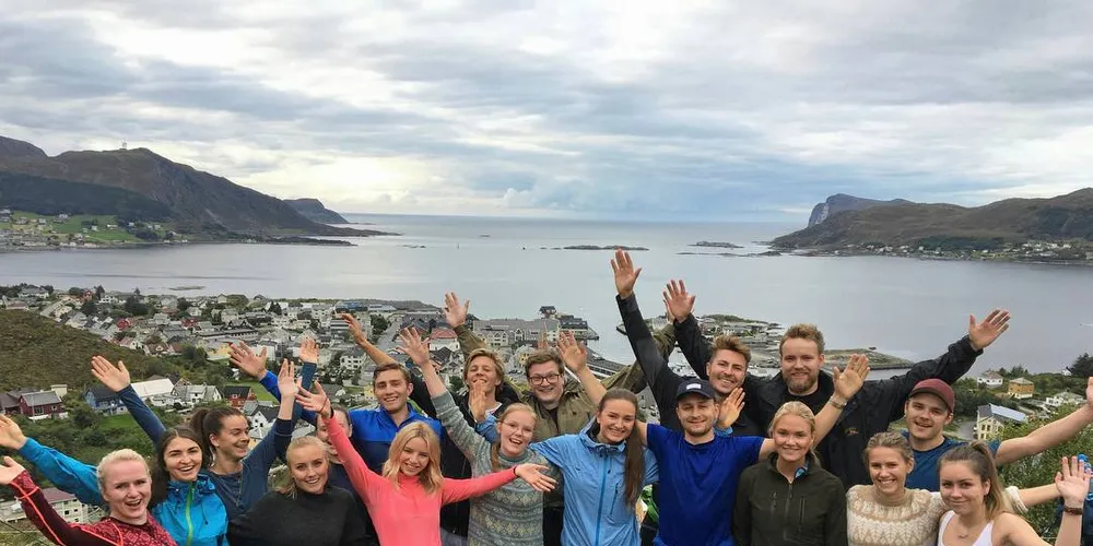 BOOTCAMP: Lytt til ungdommen, oppfordrer Sett Sjøbein. Her er kreative og flinke studenter fra høgskoler og universitet rundt om i landet samlet til marin bootcamp på Sunnmøre tidligere i år.Arkivfoto: Sett Sjøbein