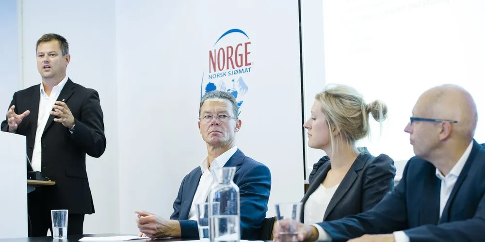 Til sommeren takker dagens sjef Terje Martinussen av, og nå jobbes det med å finne en ny sjef. Fra venstre markedssjef for laks og ørret Bjørn-Erik Stabell, direktør Terje Martinussen, landansvarlig nye marked Ingrid Dahl Skarstein og analytiker Paul Aandahl. Foto: Lars Åke Andersen, DN