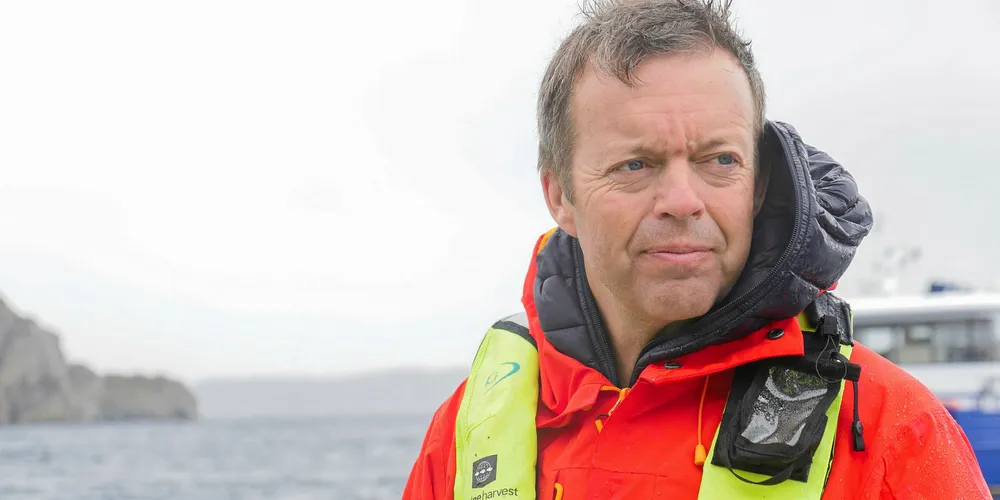 Alf-Helge Aarskog trives godt på sjøen generelt, og på merdkanten spesielt. Han har tidligere jobbet som røkter, og kan gjerne gjøre det igjen, sier han.