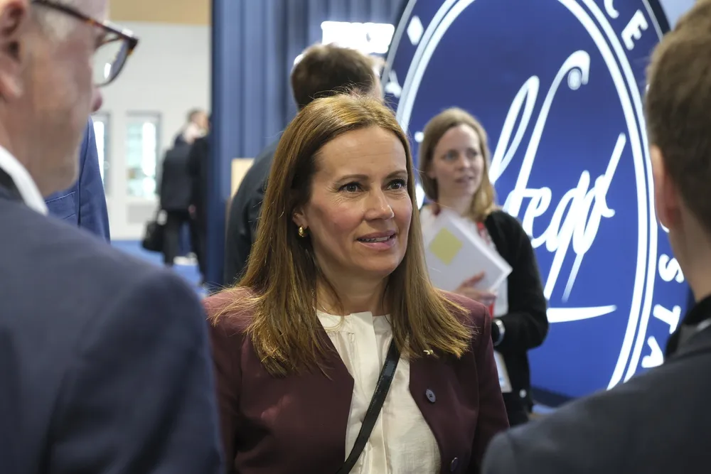 Fiskeri- og havminister Marianne Sivertsen Næss (Ap) melder at regjeringen utsetter utestengingen for utenriks skipsfart fra CO₂-avgiftsfritaket.