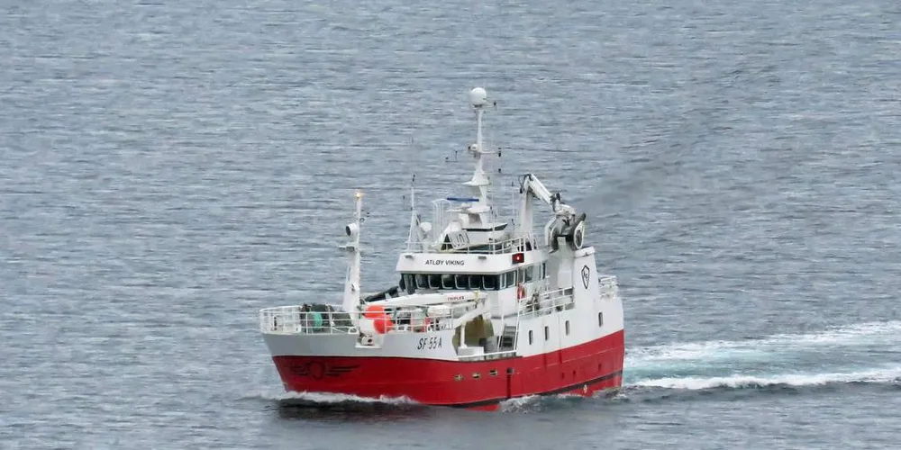 MED FANGST: «Atløy Viking» er en av båtene som meldte inn fangst etter at fjordlinja på Kvænangen var flyttet. Her er en last på 185 tonn på vei fra Nord-Troms-fjorden til Pelagia-anlegget i Lødingen søndag. Sogn og Fjordane-båten har fisket en god del nvg-sild tidligere i år, og tar nå fatt på siste del av 2018-kvota.Foto: Jon Eirik Olsen