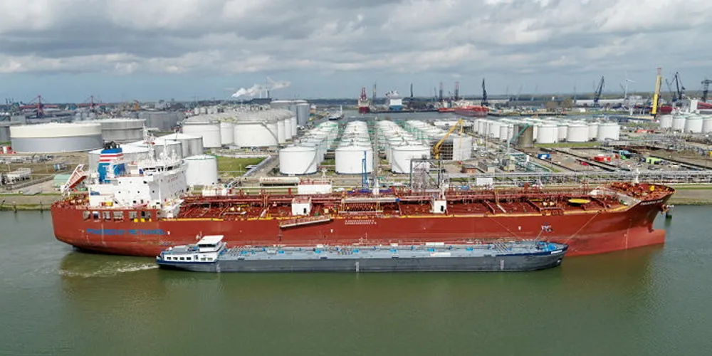 Rotterdam was the first port in the world to carry out barge-to-ship bunkering of methanol.