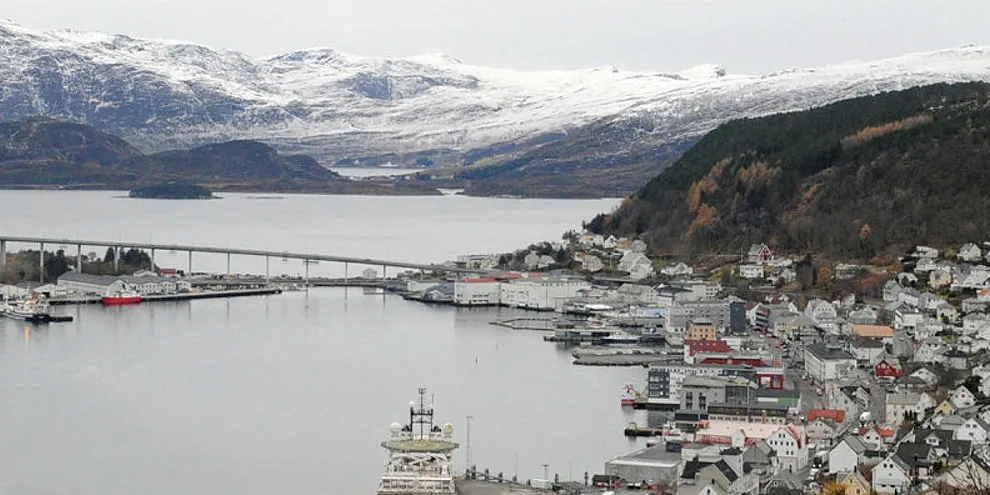 Måløy ligg i Nordfjord og er administrasjonssenter i Vågsøy kommune.