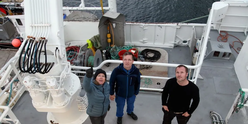 Her forberedes det DAB-montering om bord på kystnotbåten "Skolmen" på Ballstad tidligere i uka. Her er Mari Hagerup fra Digitalradio Norge sammen med Ørjan Sandnes og Tor Hansen. Foto: Radio.no