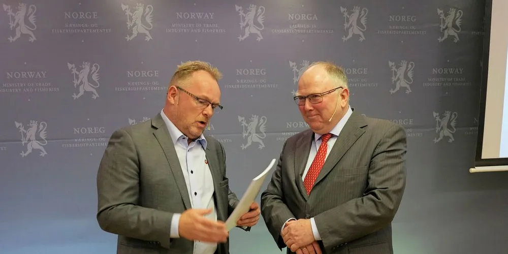 VENTE: Fiskeriminister Per Sandberg (Frp) viser til at Stortinget har bedt om å vente med strukturtiltak til utredning om fremtidig kvotesystem for fiskeflåten kommer til behandling. Her sammen med utvalgsleder Arild Eidesen.