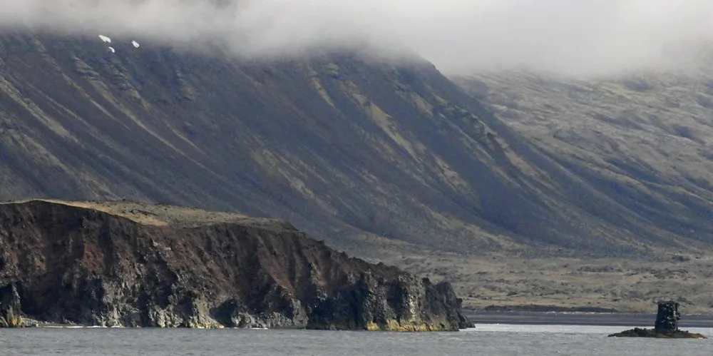 Jan Mayen er en vulkansk øy som ligger 1000 kilometer vest for Fastlands-Norge på grensen mellom Norskehavet og Grønlandshavet.