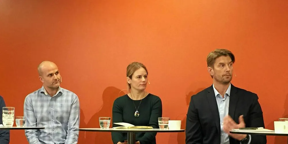 DEBATT: Forskar på lakselusmiddel Stian Mørch Aaen frå Solvay (f.v.), havforskar Gro Harlaug Refseth i Akvaplan-niva og forskingsdirektør Hans Kleivdal i forskingsinstituttet NORCE under debatten «Har medisinske lusebehandlinger en fremtid?» på Litteraturhuset i Bergen.Foto: Joar Grindheim