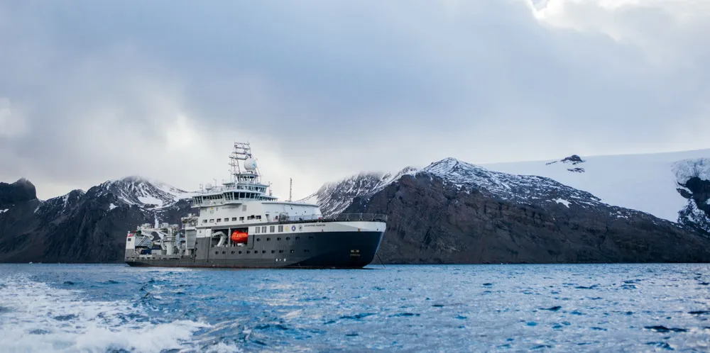 Forskningsfartøyet «Kronprins Haakon» ble levert i 2021. Det gjenspeiles i budsjettet.