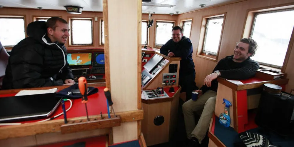 I sør skjer det mye positivt med fiskeflåten. Unge satser, kjøper nytt og vil leve et liv på havet. Dagens rekefangster gir dem også muligheter til det. Her er optimismen illustrert med de unge fiskerne Frode Jensen, Morten Foss og Carl Aamodt fra Søgne. Foto: Nicolai Prebensen