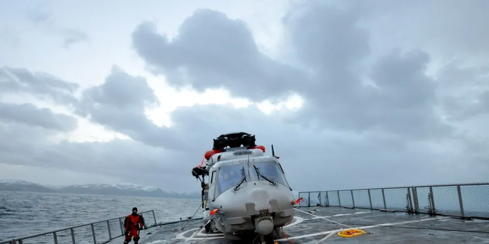 Her illustreres en av mange utfordringer under innfasingen av NH90: Et stort og tungt helikopter skal kunne opereres innenfor godkjente sikkerhetsmarginer på et rullende båtdekk. Foto: Forsvaret
