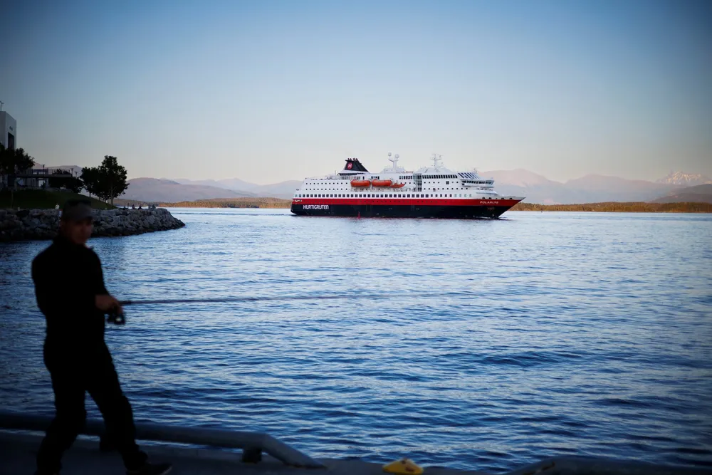 Hurtigruten (bildet) og Havila Kystruten mener de bør slippe den nye cruiseavgiften. Det er en av de store cruiseaktørene, Viking Cruises, helt uenig i.