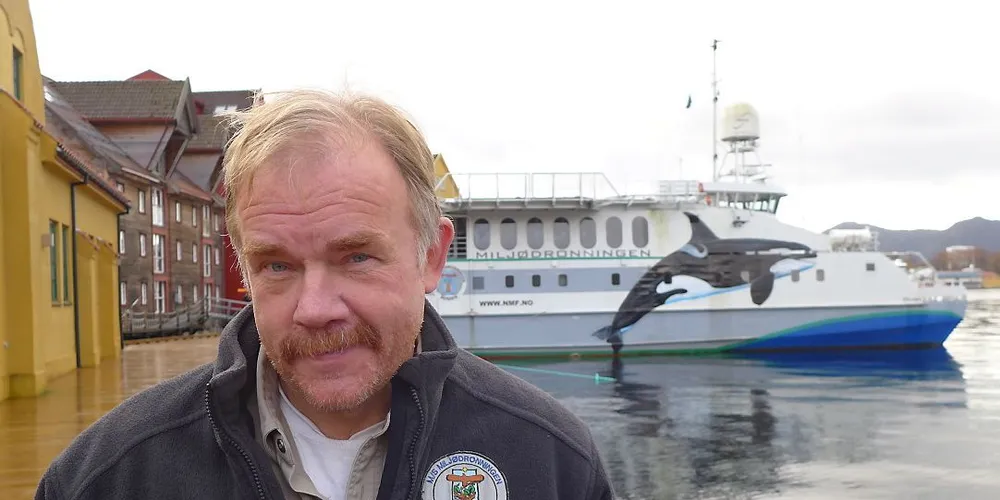 Kurt Oddekalv, med "Miljødronningen" i bakgrunnen. Foto: Ole Erik Klokeide