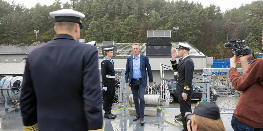BERGENSBESØK: Frank Bakke-Jensen besøker Haakonsvern som ny forsvarsminister og blir tatt imot av skipssjef Eivind Kvalvåg (med ryggen til).Foto: Nils Torsvik