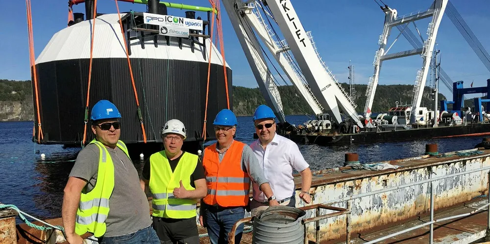 Globen til FishGlobe løftes på sjøen i Bamble. Fra venstre: Arne Berge (FishGLOBE – utvikling og salg), Kari Karjalainen (Uponor Infra – Prosjektleder), Tor Hellestøl (FishGLOBE – Daglig Leder) og Geir Are Berg (Uponor Infra – Leder Industri).